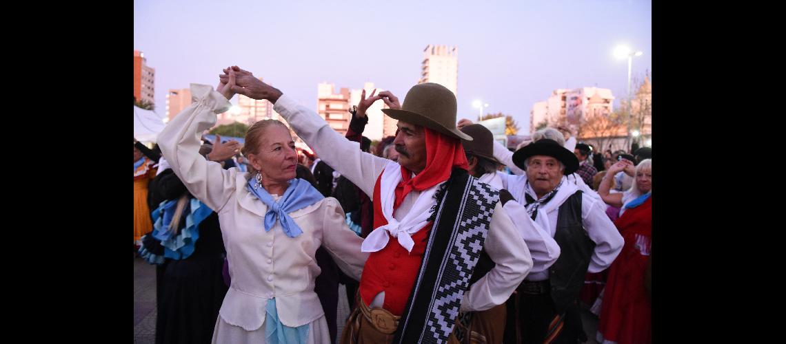 El evento Lomas Baila Folklore llega este domingo al Microestadio