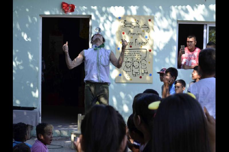 Show y espectaacuteculos itinerantes en instituciones de Lomas