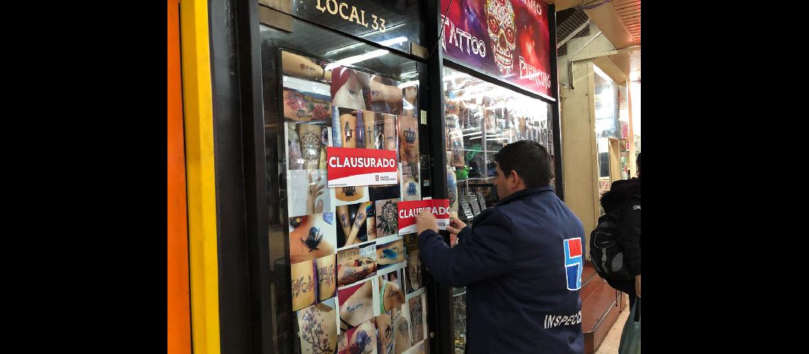 Controlan que los locales de tatuajes cumplan las reglas