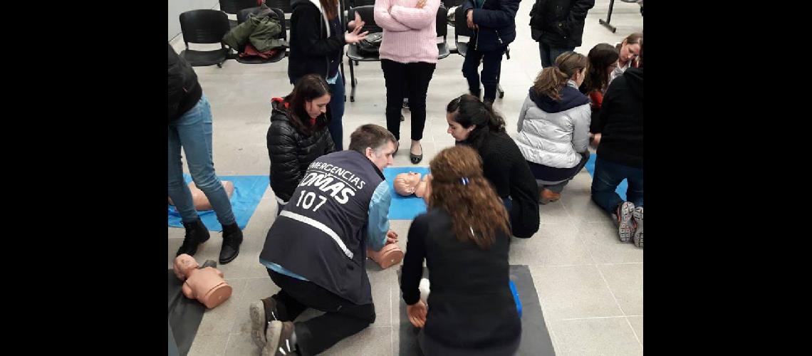 Maacutes vecinos se suman a los cursos gratuitos de RCP
