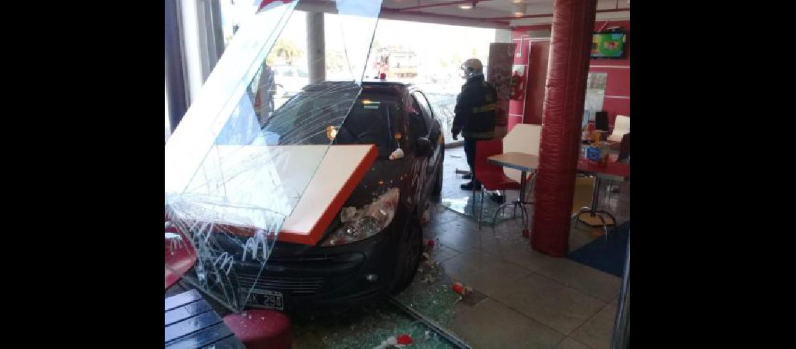 Lomas- un auto se incrustoacute en un local de un shopping