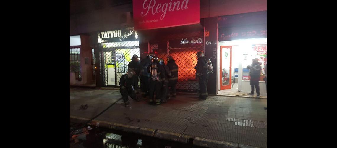 Bomberos apagaron el incendio de un local