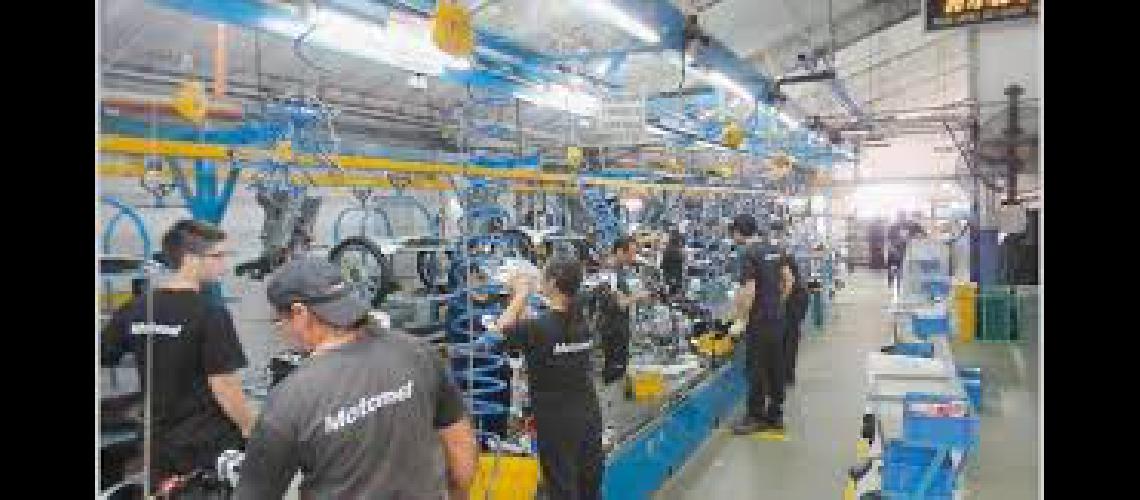 Motomel suspende 15 diacuteas a sus trabajadores por la caiacuteda en las ventas