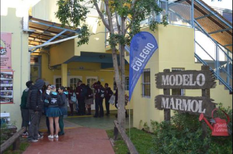 Estudiantes del Modelo Maacutermol realizaraacuten un bingo solidario para costear su viaje de egresados