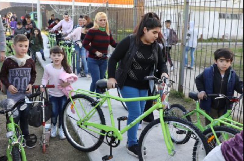 Reparten bicicletas a chicos de las escuelas puacuteblicas de Avellaneda