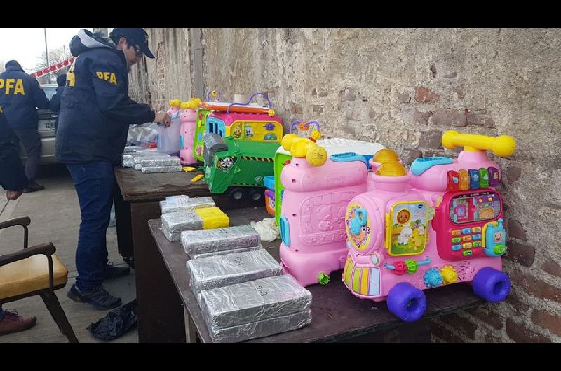Dos detenidos por traficar cocaiacutena escondida en juguetes