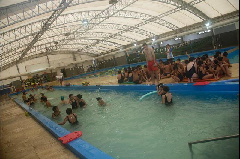 Aprendiendo a Nadar- miles de chicos practican natacioacuten gratis