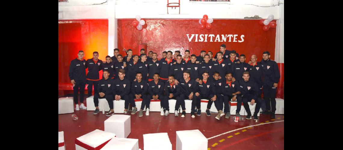  Los Andes presentoacute a su nuevo plantel con una fiesta a puro color
