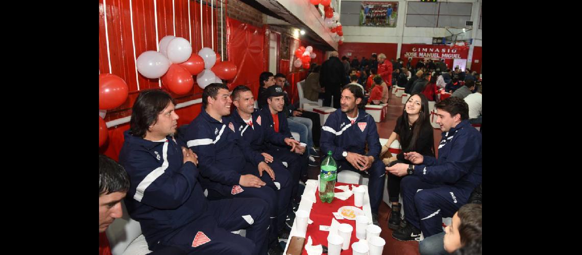  Los Andes presentoacute a su nuevo plantel con una fiesta a puro color