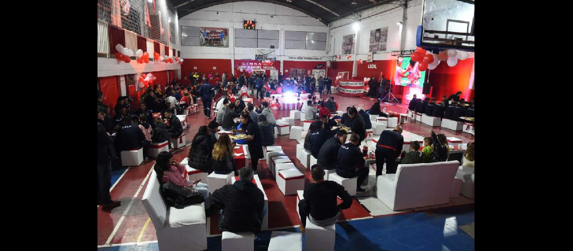  Los Andes presentoacute a su nuevo plantel con una fiesta a puro color