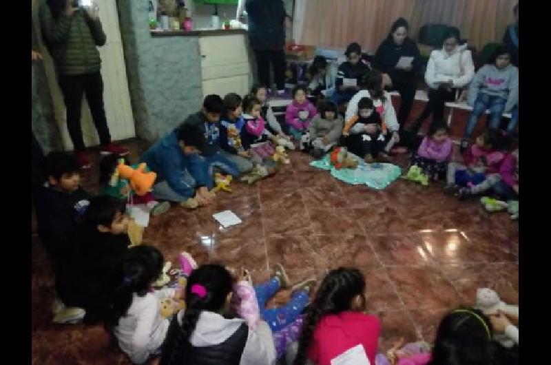 Brindan un curso de RCP a los nintildeos de la ONG Pies Descalzos