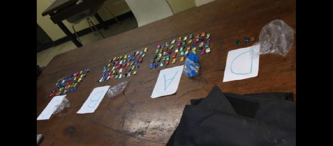 Intervinieron la Delegacioacuten de Narcotraacutefico de La Matanza tras hallar droga en chalecos de policiacuteas