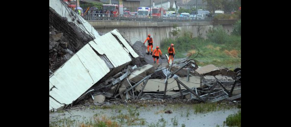 Italia- colapsa un puente caen varios autos al vaciacuteo y ya son 22 los muertos