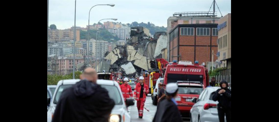 Italia- colapsa un puente caen varios autos al vaciacuteo y ya son 22 los muertos