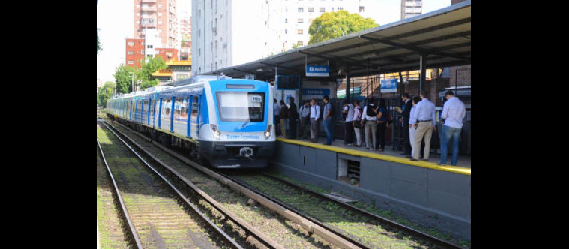 Comenzoacute a regir el primer tramo de los aumentos en colectivos y trenes