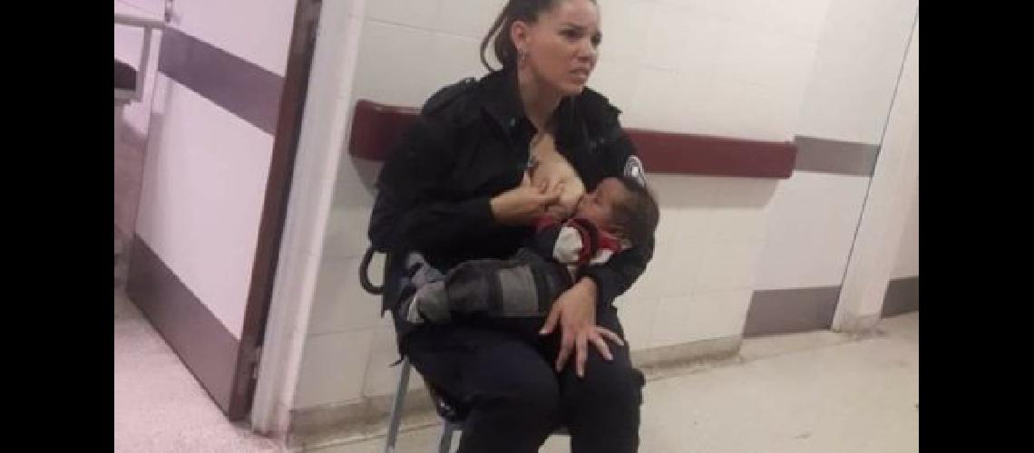 Una mujer Policiacutea amamantoacute a un bebeacute internado en el Hospital de Nintildeos de La Plata