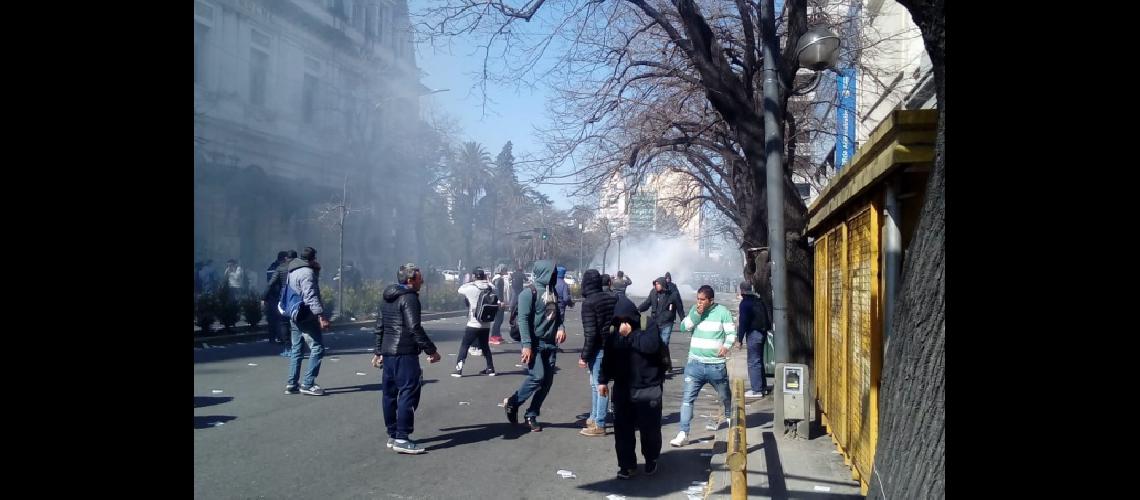 Reprimen a los trabajadores del Astillero Riacuteo Santiago