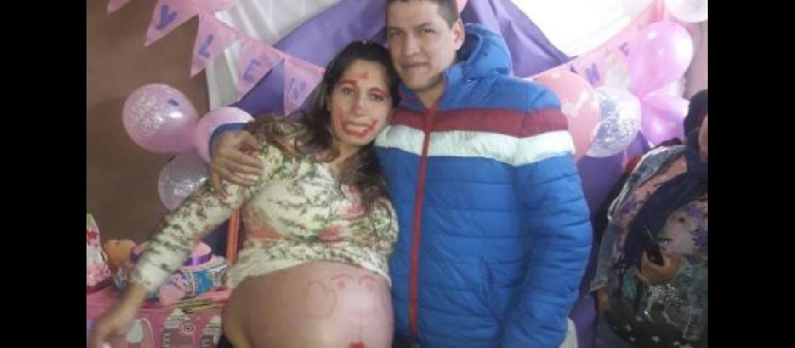 Estaba embarazada de gemelas y tras el parto le entregaron solo un bebeacute