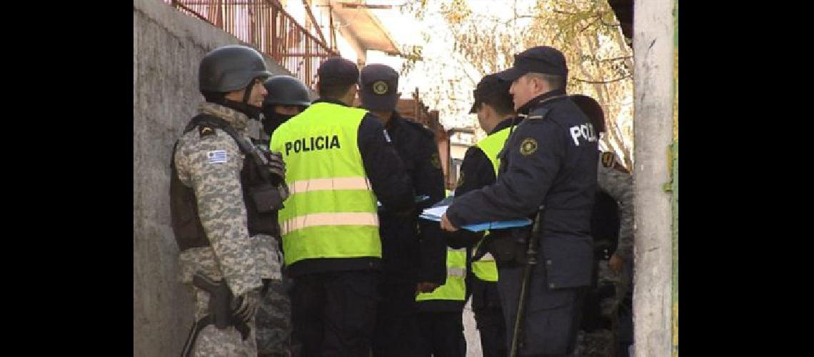 Detienen a un Policiacutea que usurpaba casas en Adrogueacute