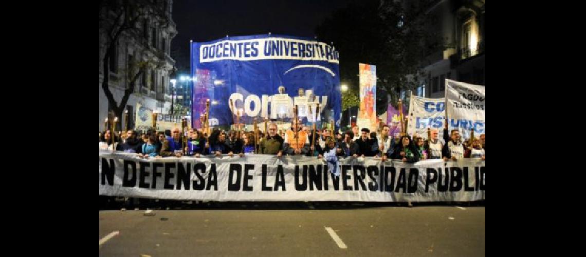 Protesta universitaria- marcharaacuten desde Congreso a Plaza de Mayo