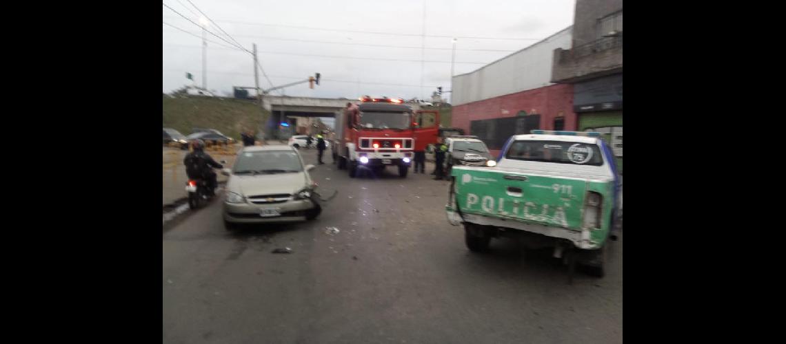 Lomas- Bomberos actuoacute tras un choque en Camino Negro