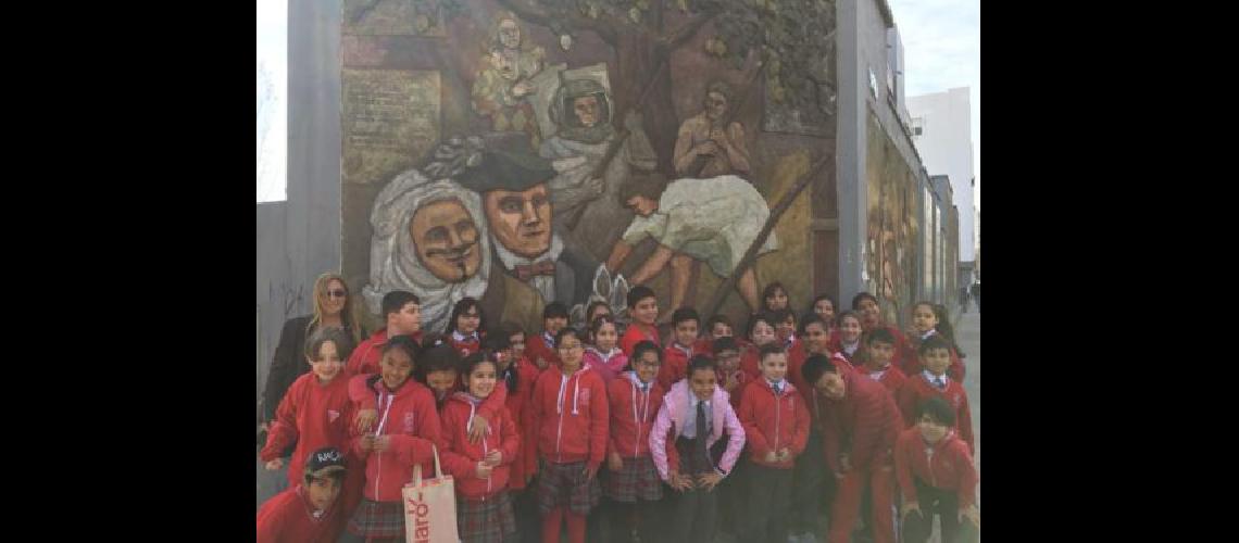 Los alumnos del Colegio Ejeacutercito de los Andes recorrieron el casco histoacuterico de Lomas