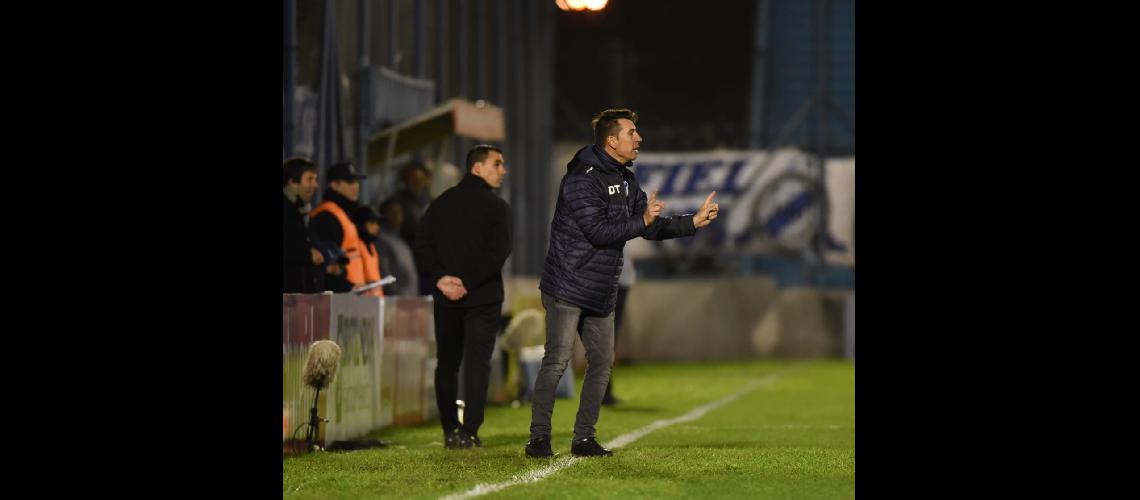 El teacutecnico terminoacute molesto con sus futbolistas