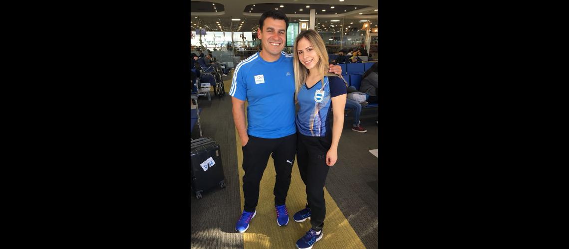Leiva y su entrenador Joseacute Barros viajaron el martes a Colombia