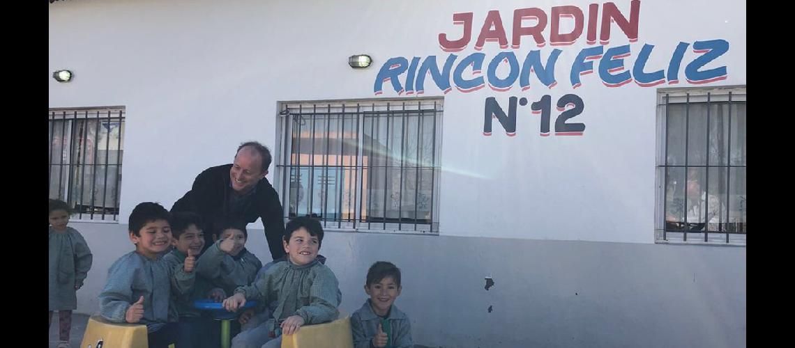 martiacuten compartioacute la jornada junto a las docentes y nintildeos que asisten al jardiacuten