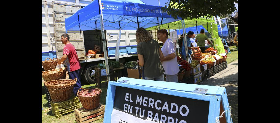 los traacuteilers recorren los distintos barrios de la ciudad