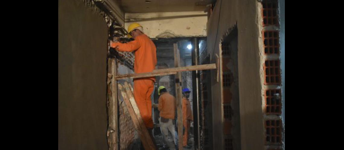 Los obreros trabajan en la demolicioacuten de parte del espacio