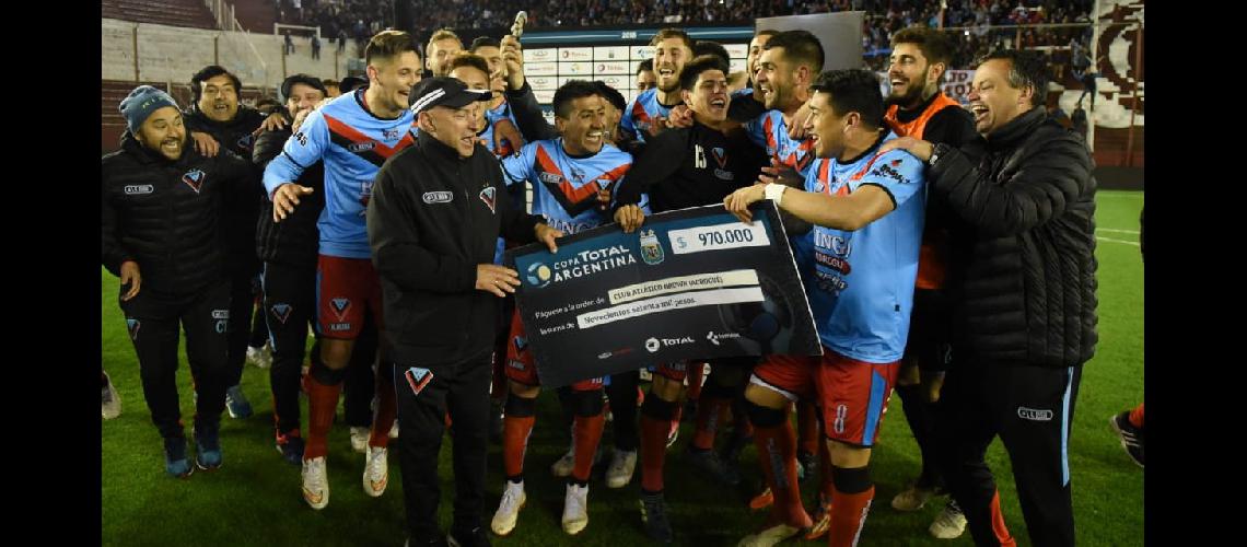 Los jugadores del Tricolor festejan con el cheque el pase a octavos de final