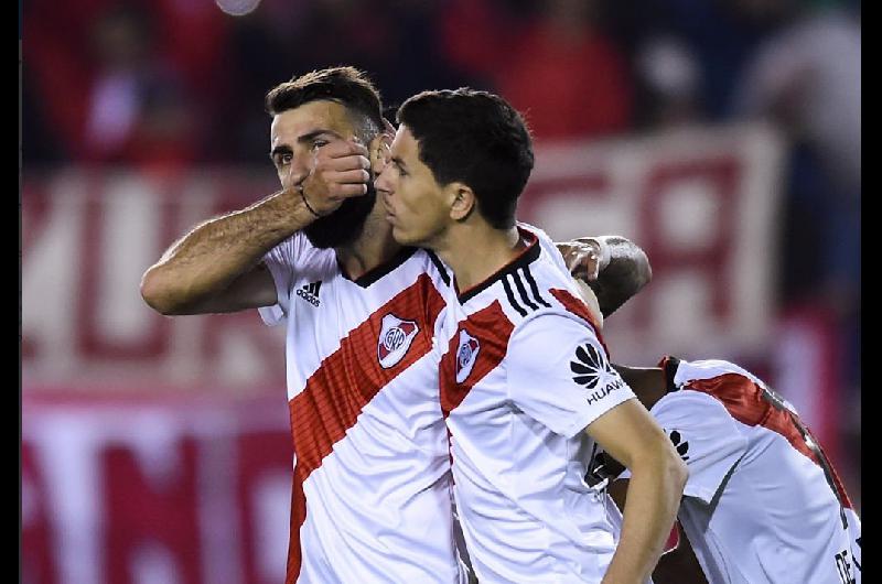 Pratto abrioacute el camino y Scocco lo liquidoacute