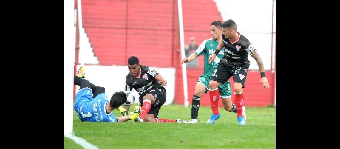 Quiroga define pero Vicentini evita el gol en la uacuteltima jugada del partido