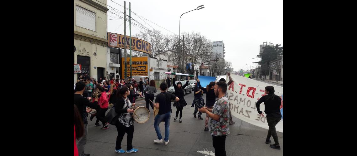 los alumnos y alumnas realizaron un ldquosemaforazordquo sobre la avenida yrigoyen