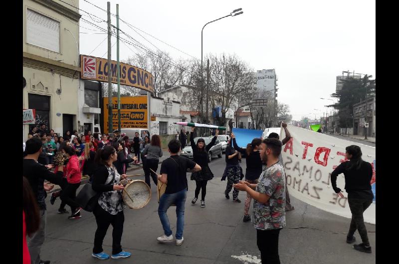 los alumnos y alumnas realizaron un ldquosemaforazordquo sobre la avenida yrigoyen