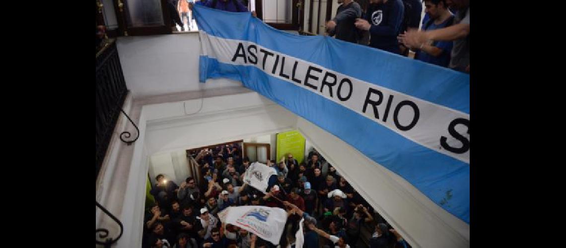 Trabajadores de Astilleros Riacuteo Santiago toman el Ministerio de Trabajo bonaerense