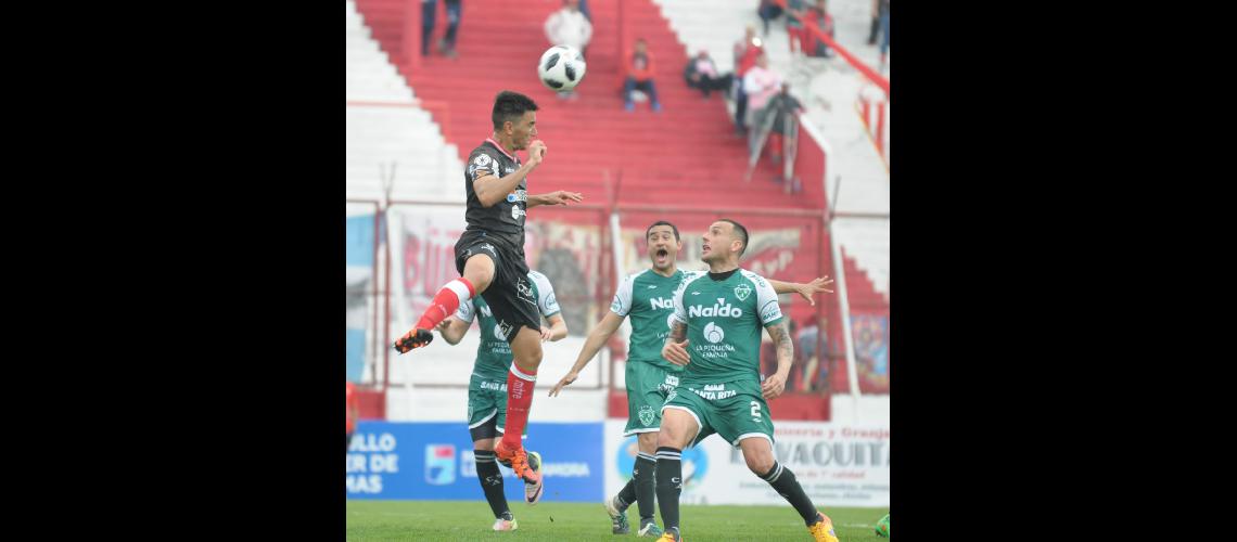 El defensor no tuvo un gran partido ante el conjunto de Juniacuten