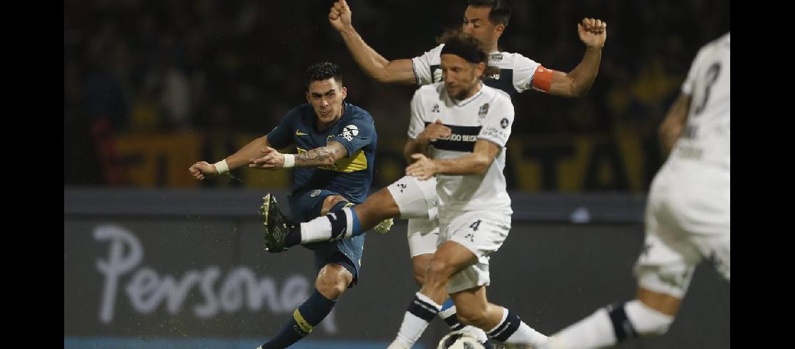 Remate Pavoacuten en uno de los pocos intentos de Boca en la noche cordobesa