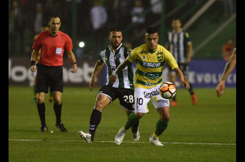 Miranda de flojo partido controla la pelota ante la marca de Calello