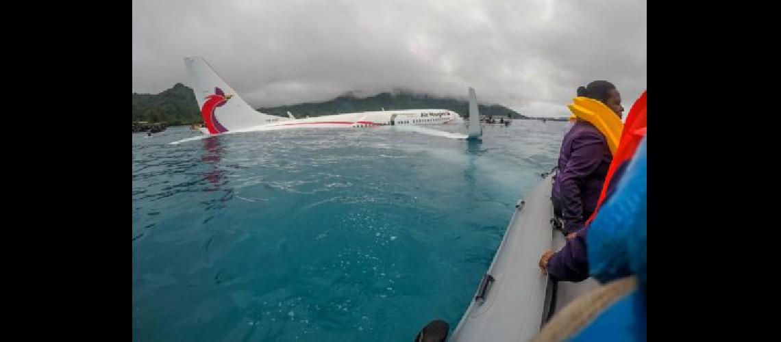 Un avioacuten se hundioacute en una laguna- todos a salvo