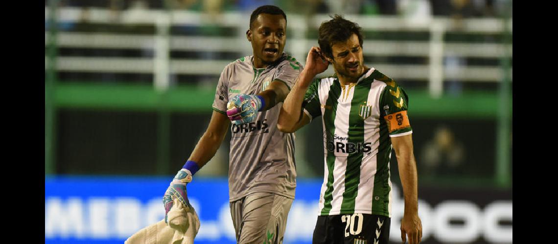 Mauricio Arboleda tras la eliminacioacuten de Banfield admitioacute su error en el primer gol de Defensa