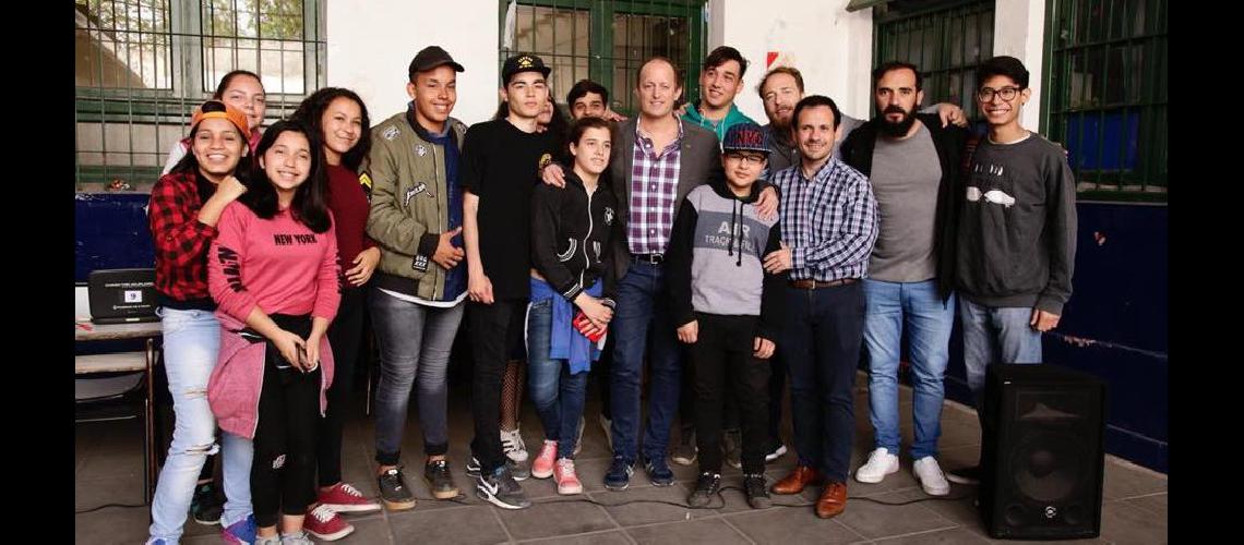 tras visitar la obra del sum martiacuten compartioacute la jornada junto a los alumnos docentes y directivos