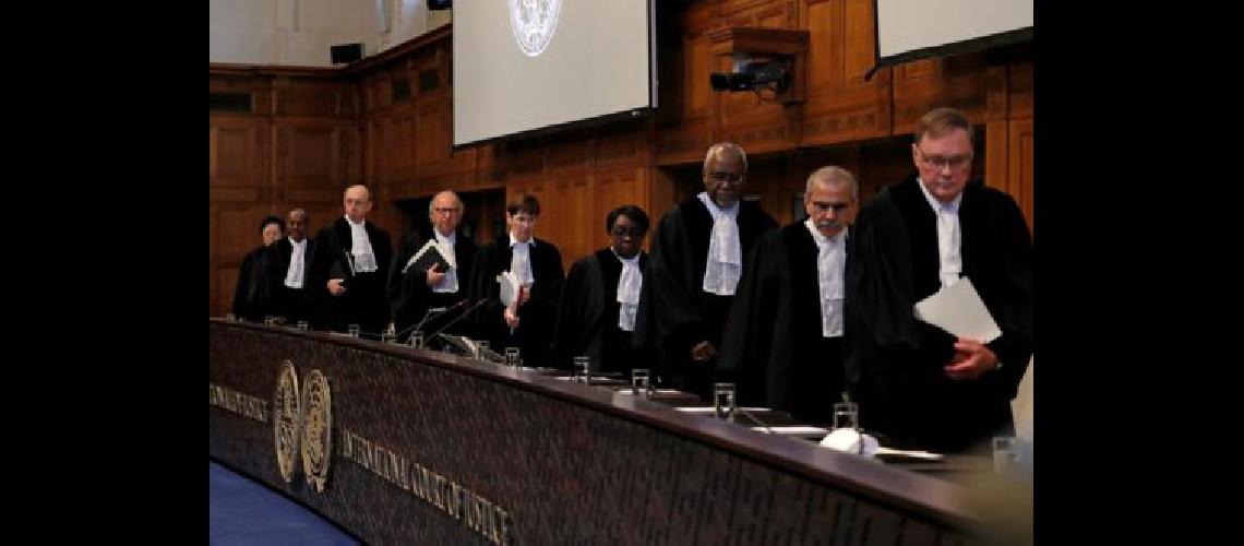 Los jueces del Tribunal de La Haya entrando esta mantildeana a la Corte