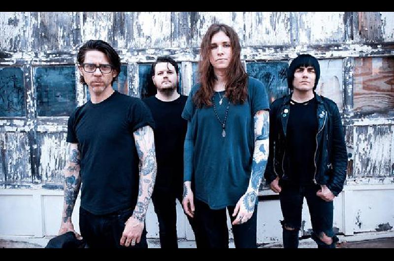 La banda estaacute liderada por la artista transgeacutenero Laura Jane Grace