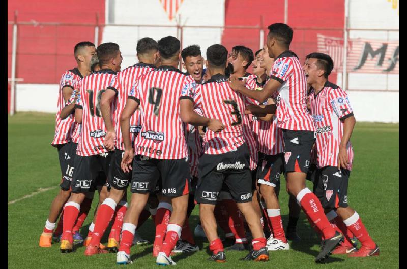 Los chicos de Los Andes se abrazan y festejar tras golear 3-0 al Celeste