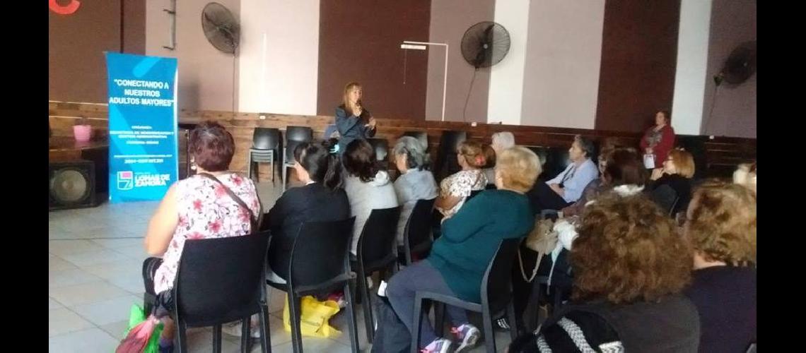 las charlas ya se realizaban con abuelos- ahora se suman alumnos y docentes