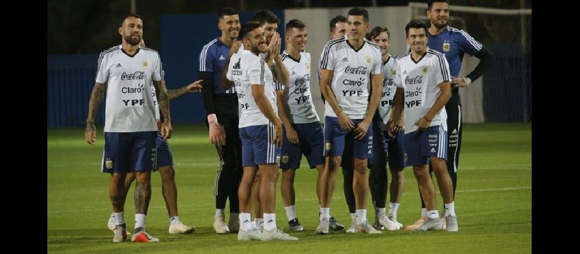 Lionel Scaloni paroacute una formacioacuten con 10 jugadores pensando en el claacutesico del martes frente a Brasil