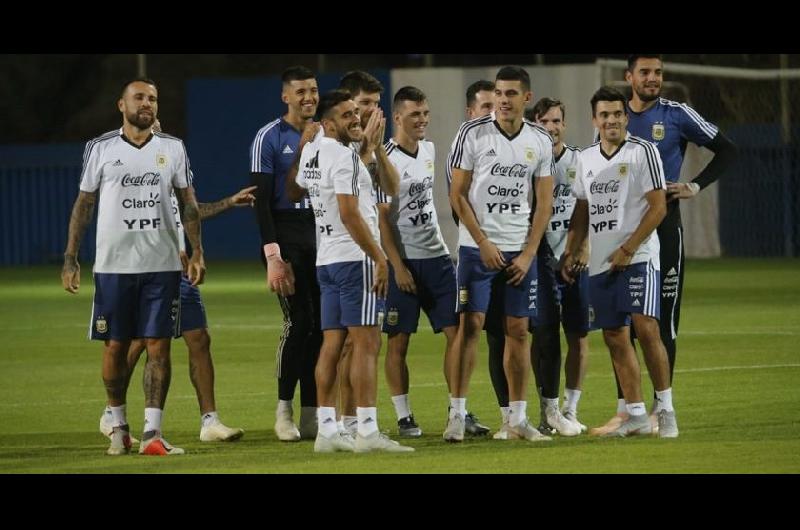 Lionel Scaloni paroacute una formacioacuten con 10 jugadores pensando en el claacutesico del martes frente a Brasil