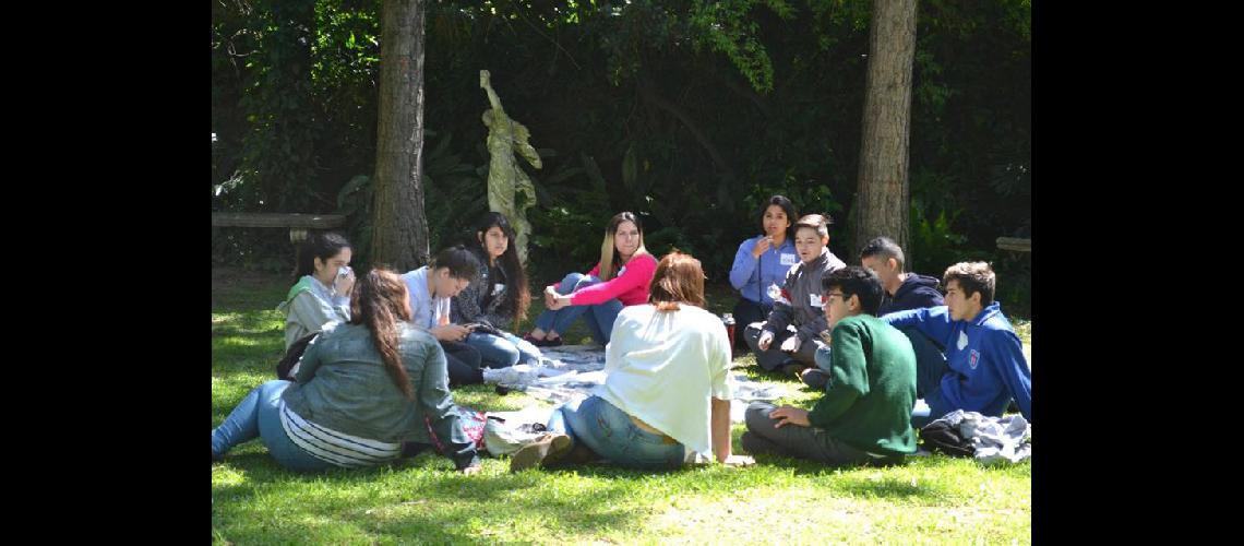las escuelas se divieron en grupos para resolver distintas problemaacuteticas